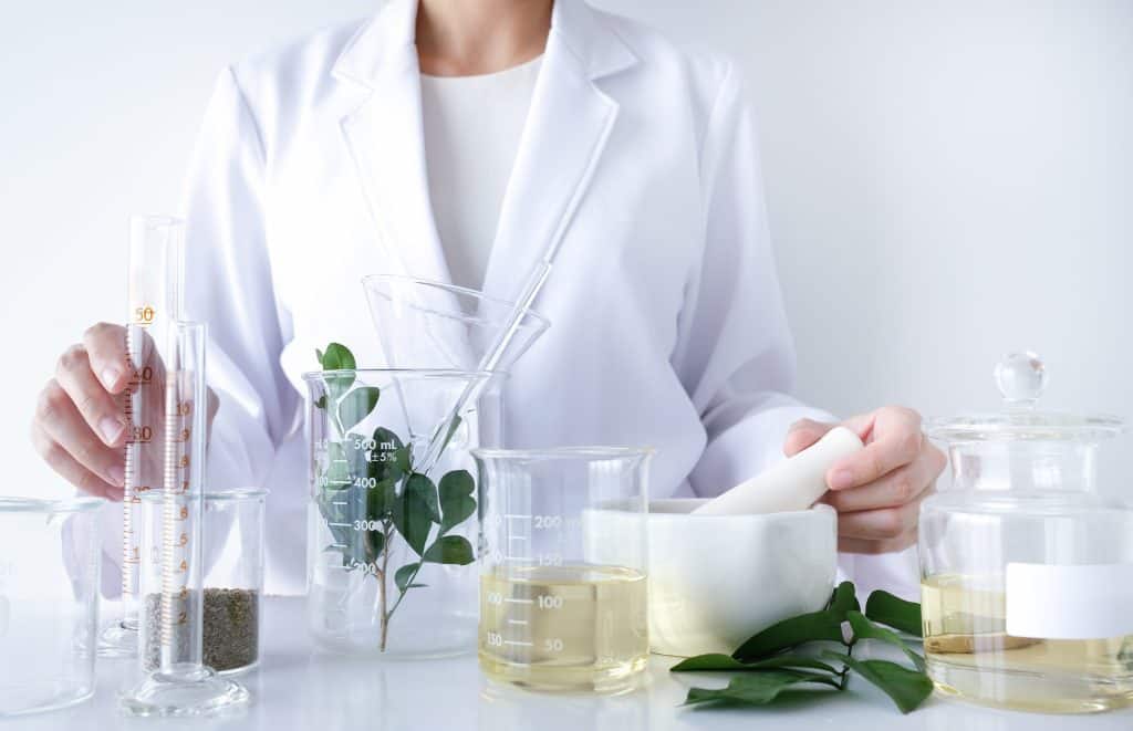 What are the minor compounds of loose leaf and why are they important?